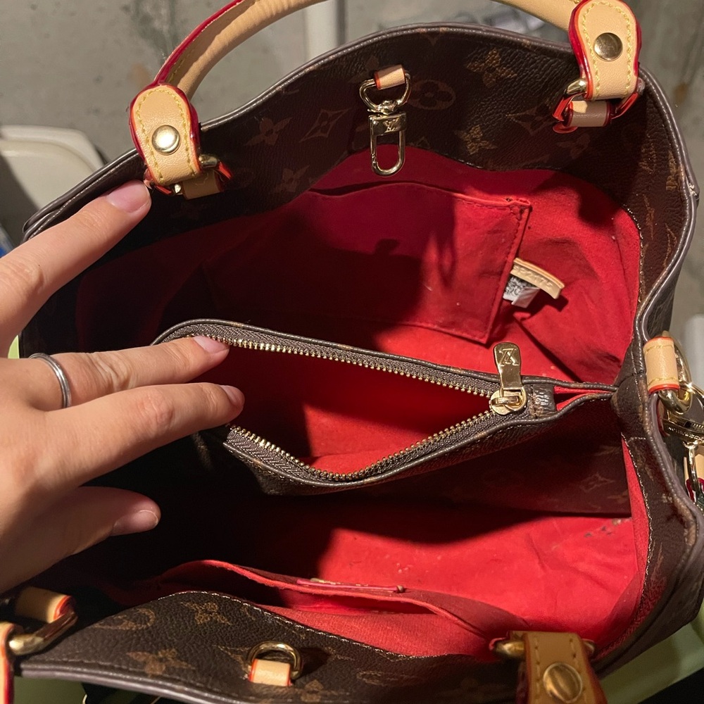 Lv crossbody bag. It is NOT real 😊